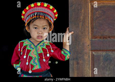 Fille Hmong en robe traditionnelle dans la campagne de Luang Prabang, Laos Banque D'Images