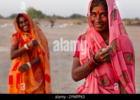 Femme locale au lever du soleil à Rann de Kutch, Gujarat, Inde Banque D'Images