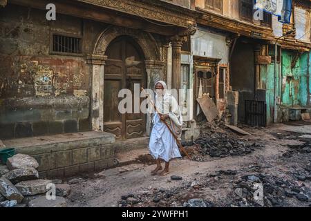 Homme local dans la vieille partie d'Ahmedabad avec des maisons historiques abandonnées, Ahmedabad, Gujarat, Inde Banque D'Images