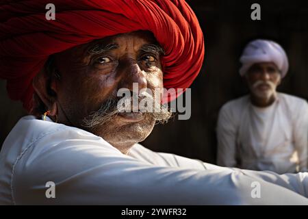Hommes Rabari avec leur turban traditionnel à Poshina, Gujarat, Inde Banque D'Images