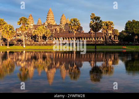 Vue sur le temple Angkor Wat avec son reflet dans l'eau à Siem Reap, Cambodge Banque D'Images