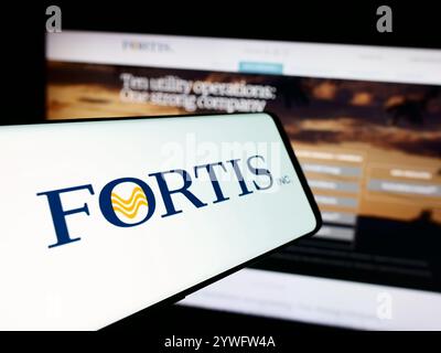 Dans cette illustration photo, un téléphone intelligent avec le logo de la compagnie canadienne de services publics d'électricité Fortis Inc est vu devant le site Web de l'entreprise. (Photo timon Schneider / SOPA images/SIPA USA) *** strictement à des fins éditoriales *** Banque D'Images