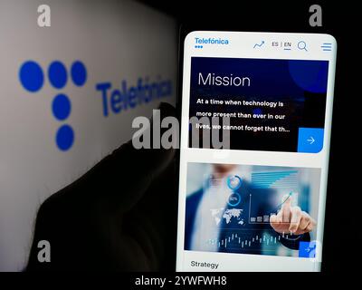 23 juillet 2024, Allemagne : dans cette illustration photo, une personne tient un smartphone avec la page web de la société espagnole de télécommunications Telefonica S.A. devant le logo. (Crédit image : © timon Schneider/SOPA images via ZUMA Press Wire) USAGE ÉDITORIAL SEULEMENT ! Non destiné à UN USAGE commercial ! Banque D'Images