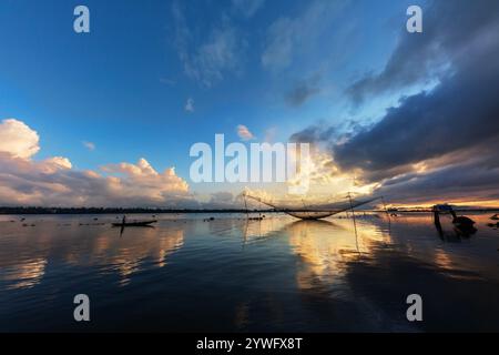 Pêcheur sur son bateau allant vers son filet le matin à Hue, Vietnam Banque D'Images