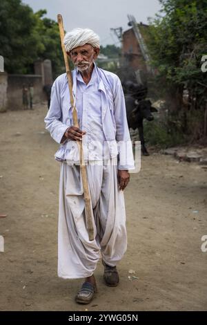 Portrait d'un homme âgé de la communauté rabari, Gujarat, Inde Banque D'Images