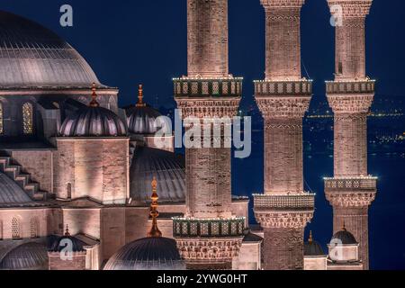 Dômes et minarets de la Mosquée bleue au crépuscule à Istanbul, Turquie Banque D'Images