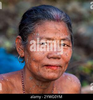 Portrait d'une femme âgée de la tribu de l'Île Majuli Mishing dans le Brahmapoutre, Assam, Inde Banque D'Images