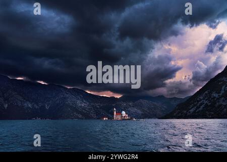 Île de l'église connue sous le nom de notre Dame des rochers dans la baie de Kotor un jour de tempête, Perast, Monténégro Banque D'Images