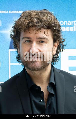 Rome, Italie, le 11 décembre 2024 - Alessandro Siani assiste à la photocall pour le film 'Io e te Dobbiamo parlare' à l'hôtel le Meridien Visconti à Rome. Crédits : Luigi de Pompeis/Alamy Live News Banque D'Images