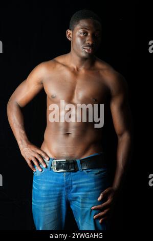 Studio Portrait d'un homme américal africain musclé et bien formé après des années de gymnastique. Tilburg, pays-Bas. MR=OUI Banque D'Images