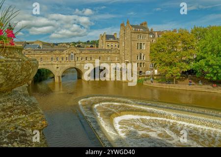 Le pont Pulteney enjambant la rivière Avon à Bath dans le Somerset, Angleterre, Royaume-Uni. Banque D'Images