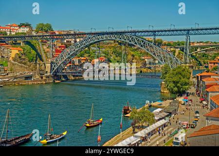 Le fleuve Douro et le pont Dom Luis 1 de la région de Vila Nova de Gaia à Porto dans le nord du Portugal. Banque D'Images