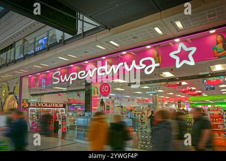 Superdrug superstore dans un centre commercial couvert en Angleterre. Banque D'Images