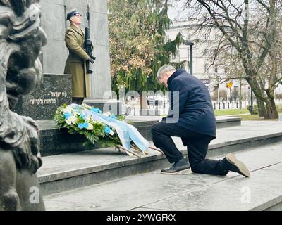 Warschau, Pologne. 11 décembre 2024. Markus Söder, ministre-président de Bavière, commémore les victimes du national-socialisme en s'agenouillant devant le monument aux héros du ghetto de Varsovie. Au début de son voyage en Pologne, le leader de la CSU a déposé une couronne au mémorial, où le chancelier allemand Willy Brandt (SPD) s'est également agenouillé le 7 décembre 1970. Crédit : Marco Hadem/dpa/Alamy Live News Banque D'Images