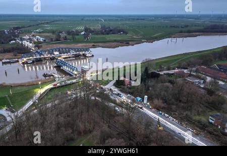 Letztes Bauteil der Friesenbrücke wird eingesetzt. DAS 145 Meter langes Mittelteil für die neue Friesenbrücke liegt auf position à Weener. Gegen 22 Uhr soll das Einsetzten der Brücke erfolgen. Weener Niedersachsen Deutschland *** le dernier composant du pont de Friesenbrücke est installé la section médiane de 145 mètres de long du nouveau pont de Friesenbrücke est en place à Weener le pont devrait être installé vers 22 heures Weener basse-Saxe Allemagne Copyright : xdiebildwerftx Banque D'Images