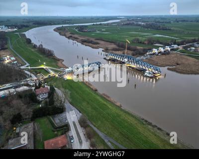 Letztes Bauteil der Friesenbrücke wird eingesetzt. DAS 145 Meter langes Mittelteil für die neue Friesenbrücke liegt auf position à Weener. Gegen 22 Uhr soll das Einsetzten der Brücke erfolgen. Weener Niedersachsen Deutschland *** le dernier composant du pont de Friesenbrücke est installé la section médiane de 145 mètres de long du nouveau pont de Friesenbrücke est en place à Weener le pont devrait être installé vers 22 heures Weener basse-Saxe Allemagne Copyright : xdiebildwerftx Banque D'Images