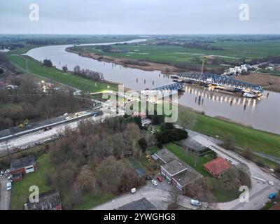 Letztes Bauteil der Friesenbrücke wird eingesetzt. DAS 145 Meter langes Mittelteil für die neue Friesenbrücke liegt auf position à Weener. Gegen 22 Uhr soll das Einsetzten der Brücke erfolgen. Weener Niedersachsen Deutschland *** le dernier composant du pont de Friesenbrücke est installé la section médiane de 145 mètres de long du nouveau pont de Friesenbrücke est en place à Weener le pont devrait être installé vers 22 heures Weener basse-Saxe Allemagne Copyright : xdiebildwerftx Banque D'Images