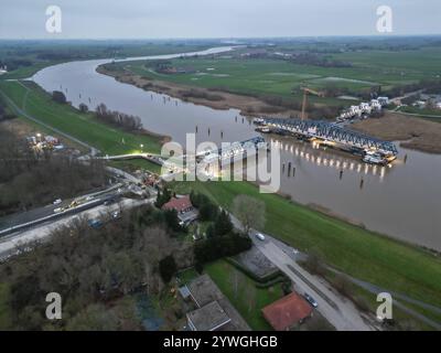 Letztes Bauteil der Friesenbrücke wird eingesetzt. DAS 145 Meter langes Mittelteil für die neue Friesenbrücke liegt auf position à Weener. Gegen 22 Uhr soll das Einsetzten der Brücke erfolgen. Weener Niedersachsen Deutschland *** le dernier composant du pont de Friesenbrücke est installé la section médiane de 145 mètres de long du nouveau pont de Friesenbrücke est en place à Weener le pont devrait être installé vers 22 heures Weener basse-Saxe Allemagne Copyright : xdiebildwerftx Banque D'Images