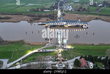 Letztes Bauteil der Friesenbrücke wird eingesetzt. DAS 145 Meter langes Mittelteil für die neue Friesenbrücke liegt auf position à Weener. Gegen 22 Uhr soll das Einsetzten der Brücke erfolgen. Weener Niedersachsen Deutschland *** le dernier composant du pont de Friesenbrücke est installé la section médiane de 145 mètres de long du nouveau pont de Friesenbrücke est en place à Weener le pont devrait être installé vers 22 heures Weener basse-Saxe Allemagne Copyright : xdiebildwerftx Banque D'Images