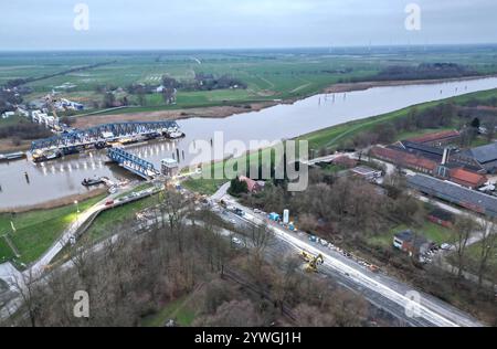 Letztes Bauteil der Friesenbrücke wird eingesetzt. DAS 145 Meter langes Mittelteil für die neue Friesenbrücke liegt auf position à Weener. Gegen 22 Uhr soll das Einsetzten der Brücke erfolgen. Weener Niedersachsen Deutschland *** le dernier composant du pont de Friesenbrücke est installé la section médiane de 145 mètres de long du nouveau pont de Friesenbrücke est en place à Weener le pont devrait être installé vers 22 heures Weener basse-Saxe Allemagne Copyright : xdiebildwerftx Banque D'Images