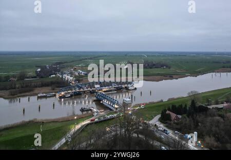 Letztes Bauteil der Friesenbrücke wird eingesetzt. DAS 145 Meter langes Mittelteil für die neue Friesenbrücke liegt auf position à Weener. Gegen 22 Uhr soll das Einsetzten der Brücke erfolgen. Weener Niedersachsen Deutschland *** le dernier composant du pont de Friesenbrücke est installé la section médiane de 145 mètres de long du nouveau pont de Friesenbrücke est en place à Weener le pont devrait être installé vers 22 heures Weener basse-Saxe Allemagne Copyright : xdiebildwerftx Banque D'Images