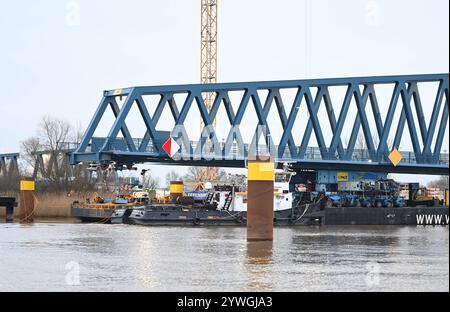 Letztes Bauteil der Friesenbrücke wird eingesetzt. Blick auf die Baustelle. DAS 145 Meter langes Mittelteil für die neue Friesenbrücke liegt auf position à Weener. Gegen 22 Uhr soll das Einsetzten der Brücke erfolgen. Weener Niedersachsen Deutschland *** le dernier composant du pont de Friesenbrücke est en cours d'installation vue du chantier la section médiane de 145 mètres de long du nouveau pont de Friesenbrücke est en place à Weener le pont devrait être installé vers 22 heures Weener basse-Saxe Allemagne Copyright : xdiebildwerftx Banque D'Images