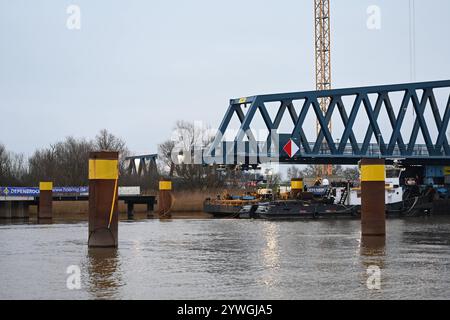 Letztes Bauteil der Friesenbrücke wird eingesetzt. Blick auf die Baustelle. DAS 145 Meter langes Mittelteil für die neue Friesenbrücke liegt auf position à Weener. Gegen 22 Uhr soll das Einsetzten der Brücke erfolgen. Weener Niedersachsen Deutschland *** le dernier composant du pont de Friesenbrücke est en cours d'installation vue du chantier la section médiane de 145 mètres de long du nouveau pont de Friesenbrücke est en place à Weener le pont devrait être installé vers 22 heures Weener basse-Saxe Allemagne Copyright : xdiebildwerftx Banque D'Images