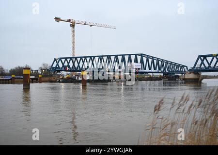 Letztes Bauteil der Friesenbrücke wird eingesetzt. Blick auf die Baustelle. DAS 145 Meter langes Mittelteil für die neue Friesenbrücke liegt auf position à Weener. Gegen 22 Uhr soll das Einsetzten der Brücke erfolgen. Weener Niedersachsen Deutschland *** le dernier composant du pont de Friesenbrücke est en cours d'installation vue du chantier la section médiane de 145 mètres de long du nouveau pont de Friesenbrücke est en place à Weener le pont devrait être installé vers 22 heures Weener basse-Saxe Allemagne Copyright : xdiebildwerftx Banque D'Images