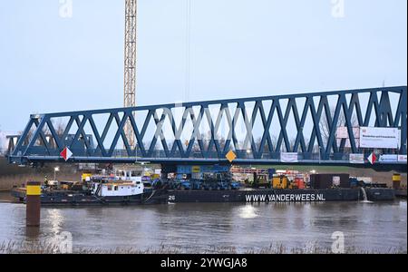 Letztes Bauteil der Friesenbrücke wird eingesetzt. Blick auf die Baustelle. DAS 145 Meter langes Mittelteil für die neue Friesenbrücke liegt auf position à Weener. Gegen 22 Uhr soll das Einsetzten der Brücke erfolgen. Weener Niedersachsen Deutschland *** le dernier composant du pont de Friesenbrücke est en cours d'installation vue du chantier la section médiane de 145 mètres de long du nouveau pont de Friesenbrücke est en place à Weener le pont devrait être installé vers 22 heures Weener basse-Saxe Allemagne Copyright : xdiebildwerftx Banque D'Images