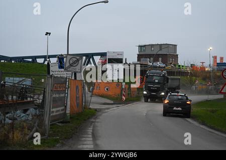 Letztes Bauteil der Friesenbrücke wird eingesetzt. Blick auf die Baustelle. DAS 145 Meter langes Mittelteil für die neue Friesenbrücke liegt auf position à Weener. Gegen 22 Uhr soll das Einsetzten der Brücke erfolgen. Weener Niedersachsen Deutschland *** le dernier composant du pont de Friesenbrücke est en cours d'installation vue du chantier la section médiane de 145 mètres de long du nouveau pont de Friesenbrücke est en place à Weener le pont devrait être installé vers 22 heures Weener basse-Saxe Allemagne Copyright : xdiebildwerftx Banque D'Images