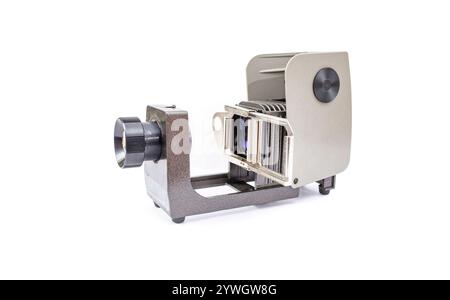Projecteur rétro boîtier métallique pour diapositives photographiques isolé sur blanc, technologie vintage Banque D'Images