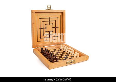 Pièces d'échecs miniatures disposées dans une boîte en bois de poche avec planche à damier un motif de moulin , isolé sur blanc Banque D'Images