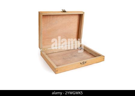 Caisse en bois peu profonde vide avec couvercle ouvert, toile de fond abstraite pour le placement du produit, soft focus close up isolé sur blanc Banque D'Images