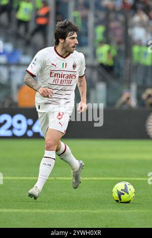 Roma, Italie. 29 avril 2023. Foto Fabrizio Corradetti/LaPresse 29 Aprile 2023 Roma, Italia - AS Roma vs AC Milan - Campionato Italiano di calcio Serie A TIM 2022/2023 - Stadio Olimpico. Nella foto : Sandro TONALi (AC Milan) 29 avril 2023 Rome, Italie - AS Roma vs AC Milan - Championnat Italien de football série A 2022/2023 - stade Olympique. Sur la photo : Sandro TONALi (AC Milan) crédit : LaPresse/Alamy Live News Banque D'Images