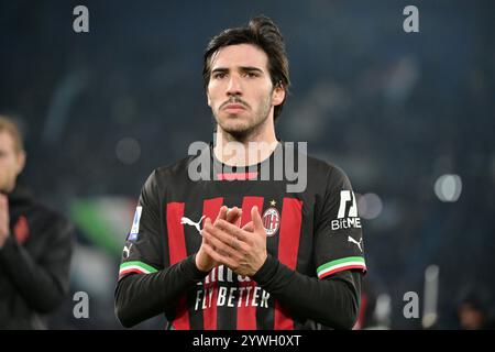 Roma, Italie. 24 janvier 2023. Foto Alfredo Falcone/LaPresse 24 Gennaio 2023 - Roma, Italia - sport, calcio - Lazio vs Milan - Campionato Italiano di calcio Serie A TIM 2022/2023 - 19ma giornata - Stadio Olimpico. Nella foto : delusione del Milan a fine partita, Sandro TONALi (AC Milan) Foto Alfredo Falcone/LaPresse 24 janvier 2023 Rome, Italie - sport, football - Lazio vs Milan - Championnat Italien de Serie A Football 2022/2023 - stade Olimpic. Dans la photo : Delusion Milan joueurs à la fin du match, Sandro TONALi (AC Milan) crédit : LaPresse/Alamy Live News Banque D'Images