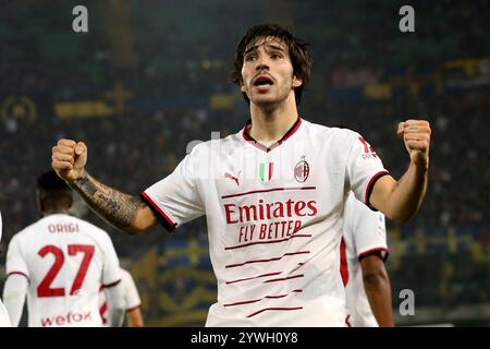 Vérone, Italie. 16 octobre 2022. Foto Paola Garbuio/LaPresse 16 Ottobre 2022 - Vérone, Italia - sport, calcio -Hellas Verona vs Milan - Campionato Italiano di calcio Serie A TIM 2022/2023 - Stadio Marcantonio Bentegodi. Nella foto:Sandro TONALi (A.C. Milan) ; esultanza gol 1-2 16 octobre 2022 Vérone, Italie - sport, calcio - Hellas Vérone vs Milan - Championnat d'Italie de football Serie A 2022/2023 - stade Marcantonio Bentegodi. Sur la photo : Sandro TONALi (A.C. Milan) ; objectif de célébration 1-2 crédit : LaPresse/Alamy Live News Banque D'Images