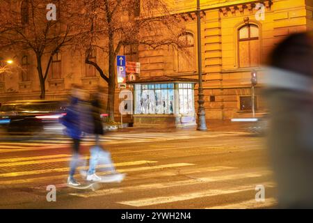 Zagreb, Croatie. 10 décembre 2024. Les gens passent devant le plus ancien kisok de la ville le 10 décembre 2024 à Zagreb, en Croatie. Photo : Patricija Flikac/PIXSELL crédit : Pixsell/Alamy Live News Banque D'Images