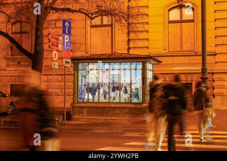 Zagreb, Croatie. 10 décembre 2024. Les gens passent devant le plus ancien kisok de la ville le 10 décembre 2024 à Zagreb, en Croatie. Photo : Patricija Flikac/PIXSELL crédit : Pixsell/Alamy Live News Banque D'Images