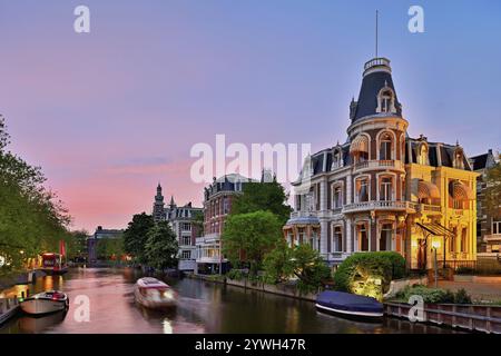 Villa de la fin du 19ème siècle entre Weteringschans et le Singelgracht, en face du Rijksmuseum dans la lumière du soir après le coucher du soleil, Amster Banque D'Images