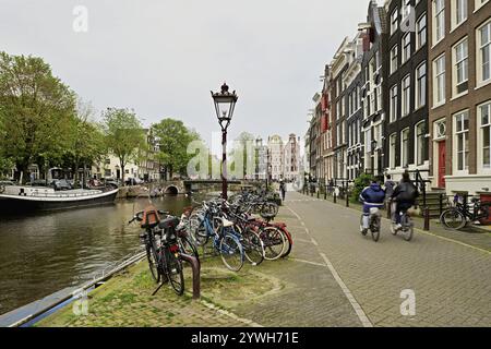 Vélos garés au Brouwersgracht, Amsterdam, Province de Hollande du Nord, pays-Bas Banque D'Images
