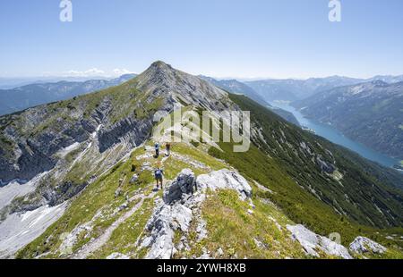 Alpiniste sur le sentier de randonnée sur la crête sommitale de l'Unnuetz, derrière Achensee, traversée d'Unnuetz, Alpes de Brandenberg, Tyrol, Autriche, Europe Banque D'Images