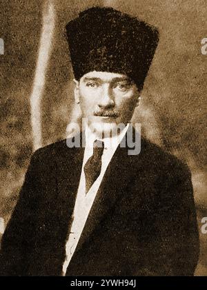 Mustafa Kemal Ataturk, également connu sous le nom de Mustafa Kemal Pacha (jusqu'en 1921) et Ghazi Mustafa Kemal. Il était un maréchal turc, homme d'État révolutionnaire, et le père fondateur de la République de Türkiye, (Turquie) qui est devenu son premier président à superviser des réformes radicales. ------- Mustafa Kemal Atatürk, Mustafa Kemal Paşa (1921'e kadar) ve Gazi Mustafa Kemal olarak da bilinir. Türk mareşali, devrimci devlet adamı ve Türkiye Cumhuriyeti'nin (Türkiye) kurucu babasıydı ve kapsamlı reformları denetleyen ilk cumhurbaşkanı oldu. Banque D'Images