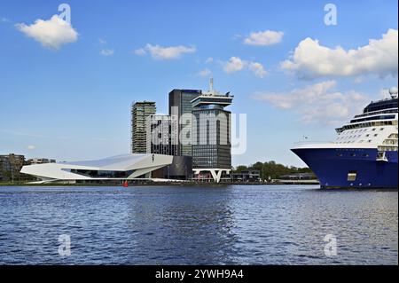 EYE film Instituut Nederland, centre culturel Eye Filmmuseum, tour A'DAM et Belvédère A'DAM, au premier plan du bateau de croisière Celebrity Silhouette, Amste Banque D'Images