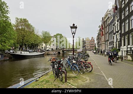 Vélos garés au Brouwersgracht, Amsterdam, Province de Hollande du Nord, pays-Bas Banque D'Images