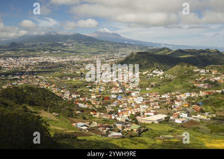 Panorama du Mirador de Jardina à San Cristobal de la Laguna, derrière le Pico de Teide, 3718m, Tenerife, Îles Canaries, Espagne, Europe Banque D'Images