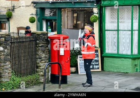 Travailleur de Royal mail collectant le courrier d'une boîte de pilier avec un coursier livrant des colis Ludlow, Shropshire, Angleterre, Grande-Bretagne, Royaume-Uni Banque D'Images