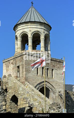 Clocher de la cathédrale Svetitskhoveli avec le drapeau de l'Église orthodoxe de Géorgie et le drapeau national géorgien, Mtskheta, Géorgie, Asie Banque D'Images