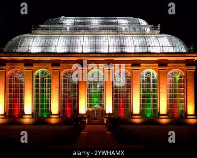 Serre victorienne ou maison de palmier éclairée par des lumières colorées la nuit, jardins botaniques royaux, Édimbourg, Écosse, Royaume-Uni Banque D'Images