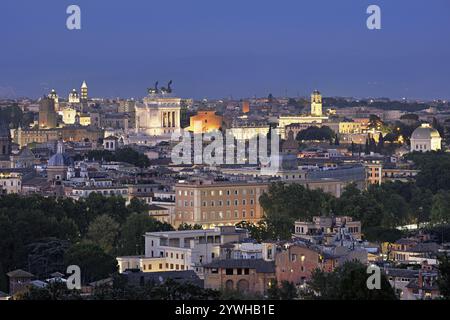 Vue de la ville depuis le point de vue de Gianicolo avec le monument Vittorio Emanuele II, Rome, Latium, Italie, Europe Banque D'Images