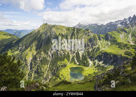 Bas Gaisalpsee, derrière elle l'Entschenkopf, 2043m, Alpes d'Allgaeu, Allgaeu, Bavière, Allemagne, Europe Banque D'Images